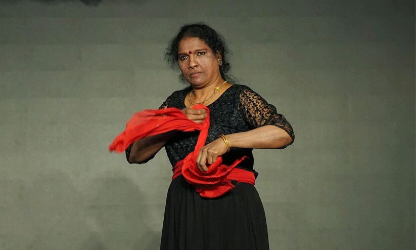 മല്ലികയുടെ ഏകാംഗ നാടകം മല്ലികയുടെ ഏകാംഗ നാടകം