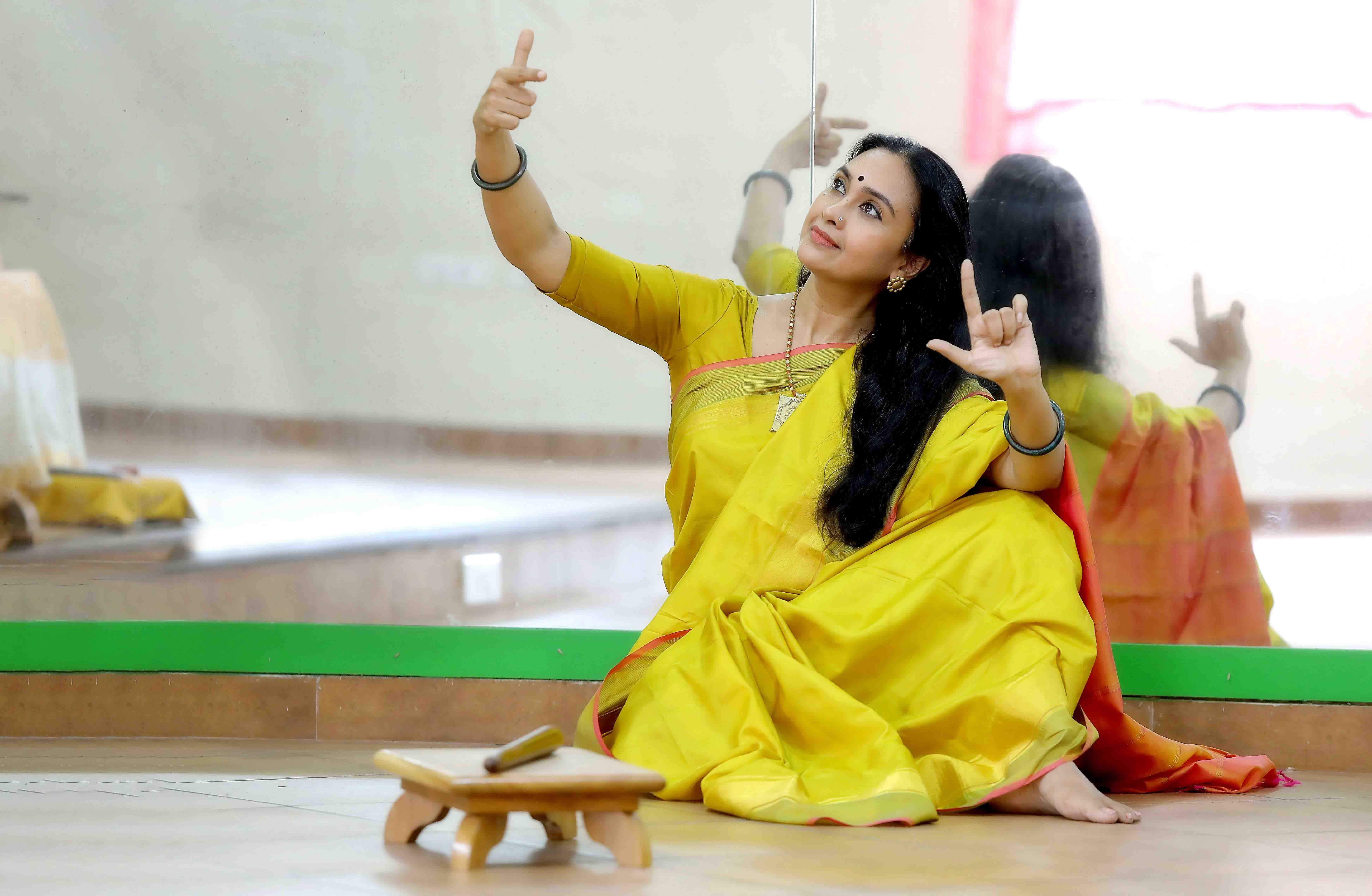 എന്റെ നൃത്തം പൊളിറ്റിക്കലാണ് -രാജശ്രീ വാര്യർ സംസാരിക്കുന്നു എന്റെ നൃത്തം പൊളിറ്റിക്കലാണ് -രാജശ്രീ വാര്യർ സംസാരിക്കുന്നു