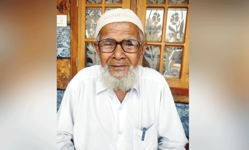 അ​രി​വാ​ൾ ചു​റ്റി​ക​യും നു​കം​ വെ​ച്ച കാ​ള​യും