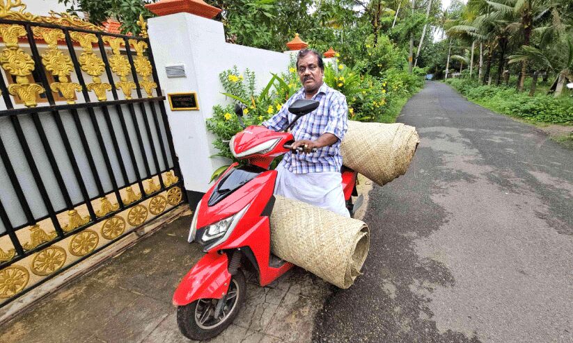 ത​ഴ​പ്പാ​യ​യി​ൽ ജീ​വി​തം നെ​യ്തെ​ടു​ത്ത് അ​ശോ​ക​ൻ