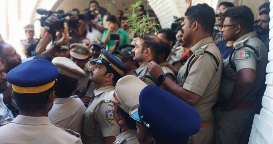 യുവതിയെ കടുവ കൊന്നുതിന്ന സംഭവം: അണപൊട്ടി പ്രതിഷേധം; വനം മേധാവികളെ തടഞ്ഞ് നാട്ടുകാർ യുവതിയെ കടുവ കൊന്നുതിന്ന സംഭവം: അണപൊട്ടി പ്രതിഷേധം; വനം മേധാവികളെ തടഞ്ഞ് നാട്ടുകാർ