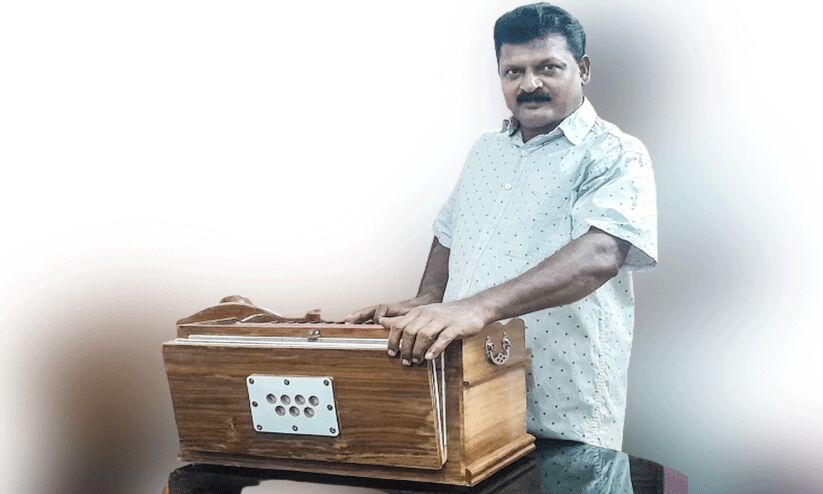 ഹരികുമാർ ഹാർമോണിയം നിർമാണത്തിലാണ് ഹരികുമാർ ഹാർമോണിയം നിർമാണത്തിലാണ്