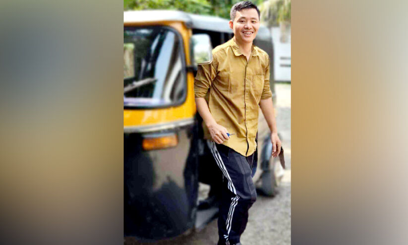 മ​ല​യാ​ളി പൊ​ളി​യാ​ണെ​ന്ന് ഓ​ട്ടോ ഡ്രൈ​വ​റാ​യ ഇം​ഗ്ലീ​ഷ് അ​ധ്യാ​പ​ക​ൻ;അ​ധ്യാ​പ​ന​ത്തോ​ടൊ​പ്പം ഓ​ട്ട​മോ​ടു​ന്ന​ത് കോ​ട്ട​ക്ക​ലി​ൽ