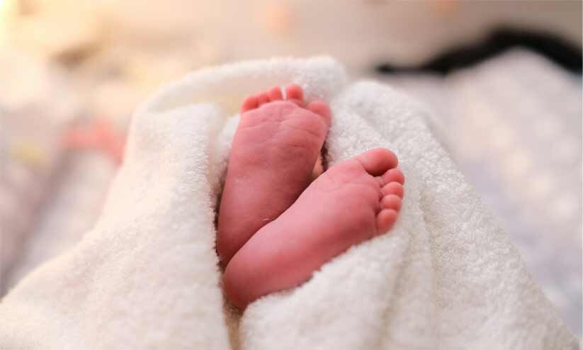 തിരൂരിൽ ഒമ്പത് മാസം പ്രായമുള്ള കുഞ്ഞിനെ ഒന്നരലക്ഷം രൂപക്ക് വിറ്റു; അമ്മയുൾപ്പെടെ പിടിയിൽ തിരൂരിൽ ഒമ്പത് മാസം പ്രായമുള്ള കുഞ്ഞിനെ ഒന്നരലക്ഷം രൂപക്ക് വിറ്റു; അമ്മയുൾപ്പെടെ പിടിയിൽ