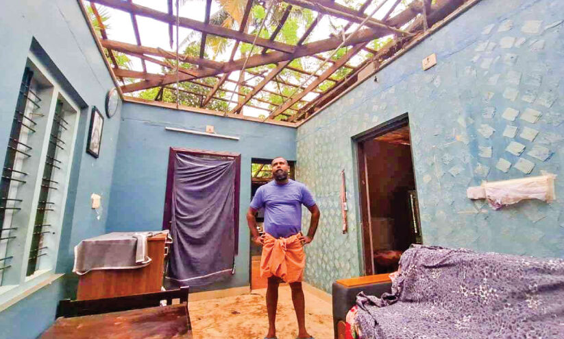 തകർന്ന മേൽക്കൂരക്ക് താഴെ ഉറക്കം നഷ്ടപ്പെട്ട് കുടുംബം തകർന്ന മേൽക്കൂരക്ക് താഴെ ഉറക്കം നഷ്ടപ്പെട്ട് കുടുംബം