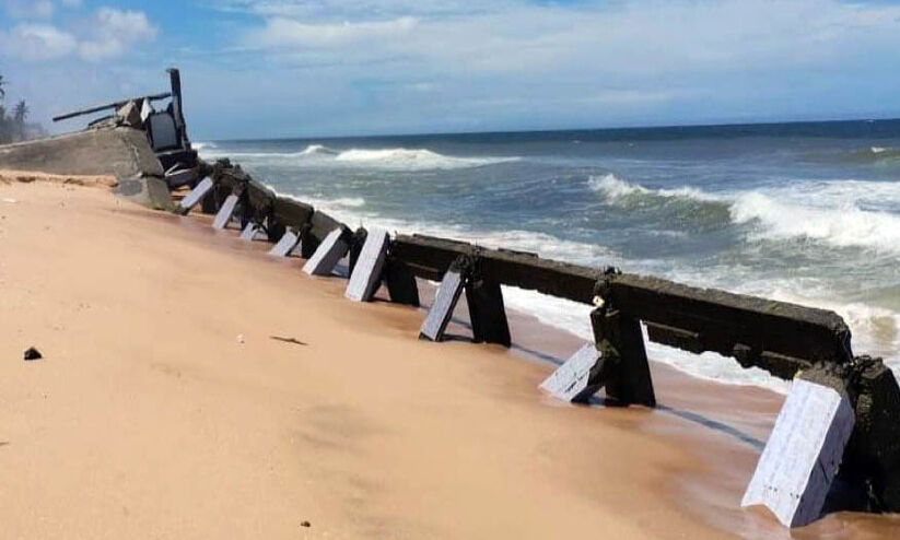 കടലാക്രമണത്തിൽ തകർന്ന ഫിഷ്​ലാൻഡിങ്​ സെന്‍റർ ഉപേക്ഷിച്ചനിലയിൽ