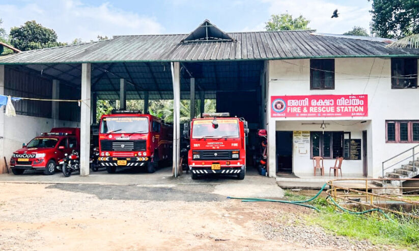 അടിസ്ഥാന സൗകര്യമില്ല; കിതച്ചോടി അടിമാലി മിനി ഫയര്സ്റ്റേഷൻ അടിസ്ഥാന സൗകര്യമില്ല; കിതച്ചോടി അടിമാലി മിനി ഫയര്സ്റ്റേഷൻ