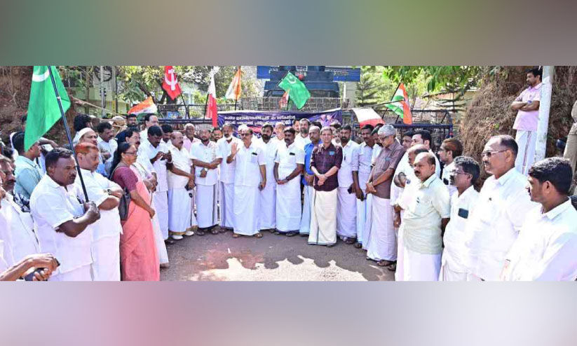 ഇരട്ടക്കൊലപാതകം: പ്രതി മണികണ്ഠൻ രാജിവെക്കണം; കോൺഗ്രസ് ബ്ലോക്ക് ഓഫിസ് മാർച്ച് ഇരട്ടക്കൊലപാതകം: പ്രതി മണികണ്ഠൻ രാജിവെക്കണം; കോൺഗ്രസ് ബ്ലോക്ക് ഓഫിസ് മാർച്ച്