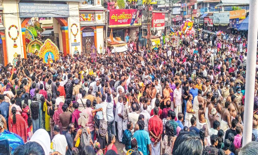 പേട്ടതുള്ളൽ; ജനസാഗരമായി എരുമേലി