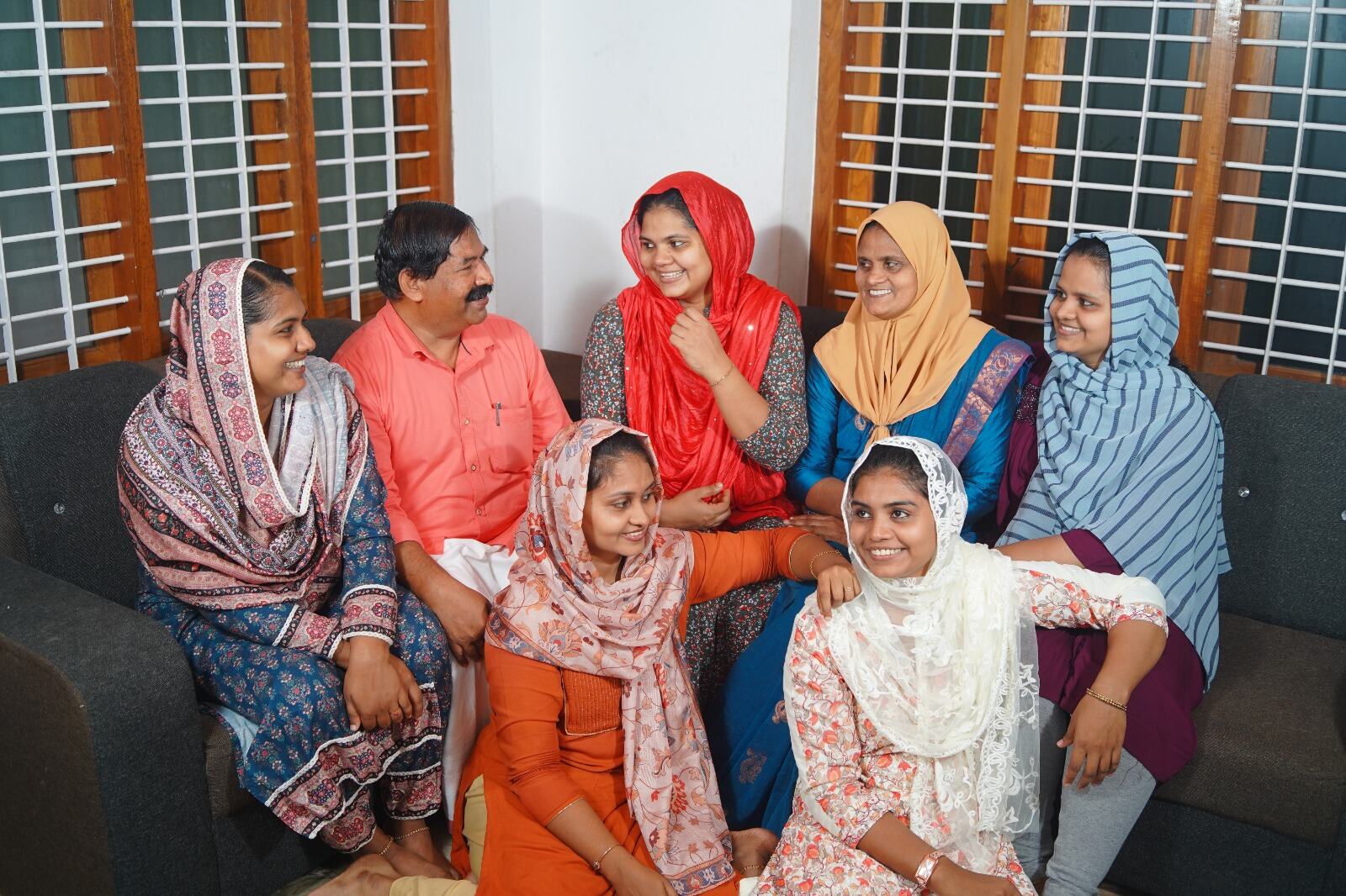 എല്ലാവരും അധ്യാപകർ, മാസ്സാണ് മാഷും മക്കളും എല്ലാവരും അധ്യാപകർ, മാസ്സാണ് മാഷും മക്കളും