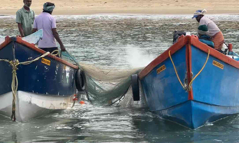 മിന്നൽ പരിശോധന; അനധികൃത മത്സ്യബന്ധന വള്ളങ്ങൾ പിടികൂടി മിന്നൽ പരിശോധന; അനധികൃത മത്സ്യബന്ധന വള്ളങ്ങൾ പിടികൂടി