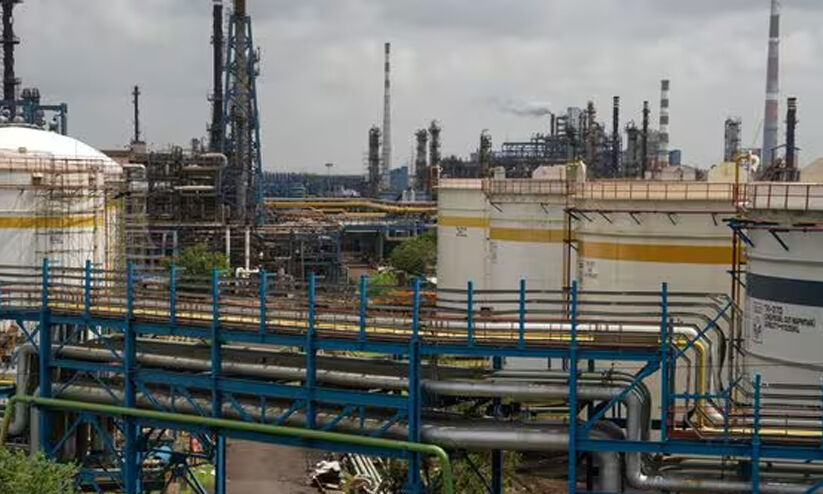 റഷ്യൻ എണ്ണയില്ലെങ്കിൽ ഇറാനിൽ നിന്നും എണ്ണ വാങ്ങുമെന്ന് ഇന്ത്യ; വില ഉയർന്നേക്കും റഷ്യൻ എണ്ണയില്ലെങ്കിൽ ഇറാനിൽ നിന്നും എണ്ണ വാങ്ങുമെന്ന് ഇന്ത്യ; വില ഉയർന്നേക്കും