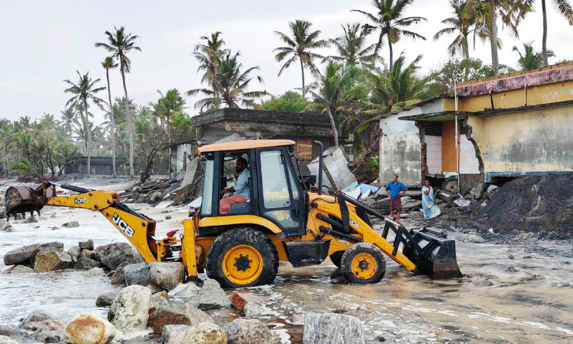 കടലാക്രമണം: പ്രതിരോധമില്ല; പ്രഖ്യാപനം മാത്രം കടലാക്രമണം: പ്രതിരോധമില്ല; പ്രഖ്യാപനം മാത്രം