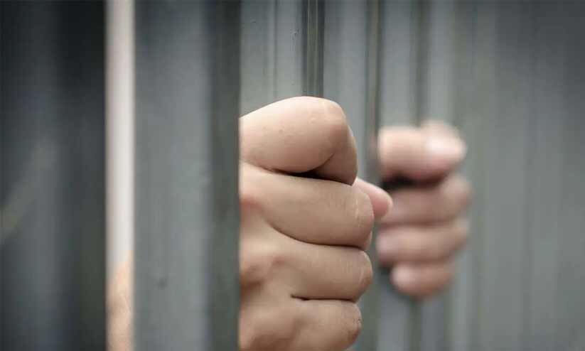 17കാരിയെ പീഡിപ്പിച്ച കേസിൽ 55 വർഷം കഠിന തടവും പിഴയും 17കാരിയെ പീഡിപ്പിച്ച കേസിൽ 55 വർഷം കഠിന തടവും പിഴയും