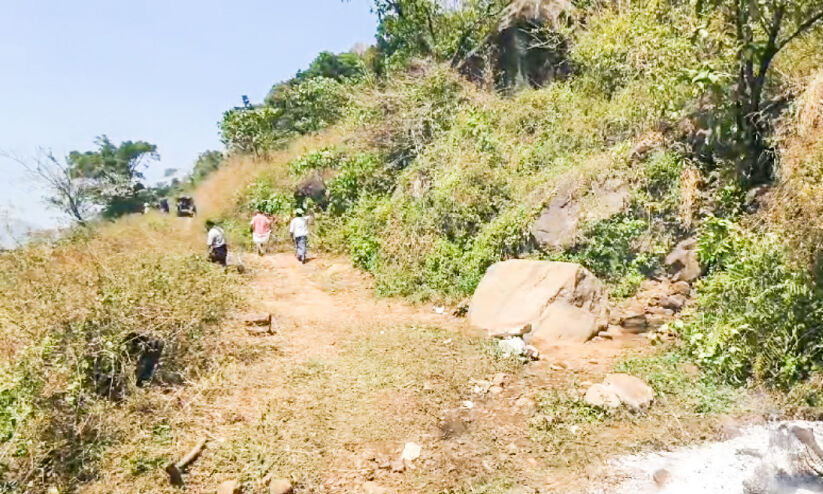 മരണച്ചൂരടിക്കുന്ന മലമടക്കുകൾ