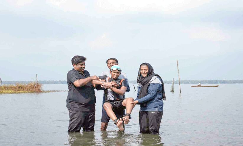 വേമ്പനാട്ടുകായൽ നീന്തിക്കടന്ന്​ ഏഴാം ക്ലാസുകാരൻ