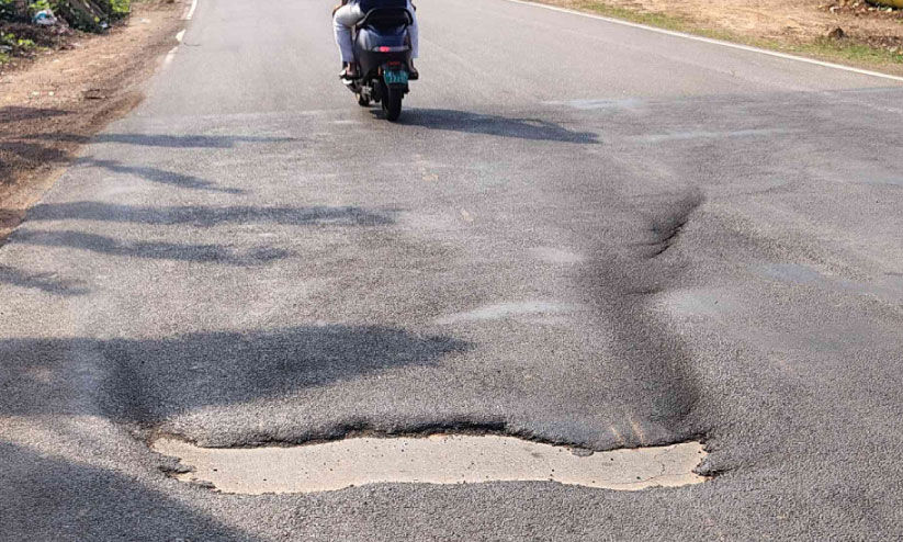 മൂന്നുതവണ കുഴിയടച്ചിട്ടും റോഡ് തകർന്നു; വാഹനങ്ങൾക്ക് അപകടക്കെണി മൂന്നുതവണ കുഴിയടച്ചിട്ടും റോഡ് തകർന്നു; വാഹനങ്ങൾക്ക് അപകടക്കെണി