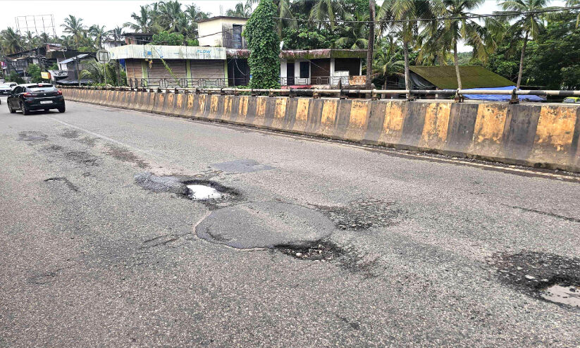 പഴയങ്ങാടി, താവം പാലങ്ങളിൽ കുഴികൾ: യാത്ര ദുഷ്കരം