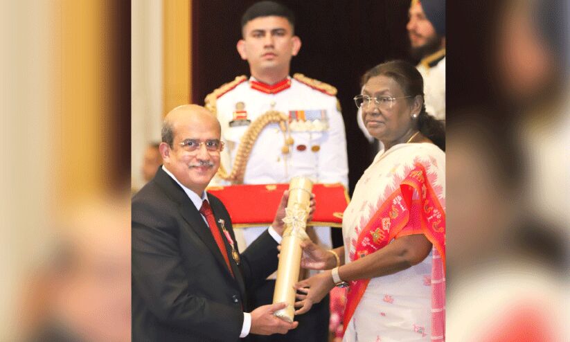 കേരളത്തിൽ ആദ്യമായി ഹൃദയം മാറ്റിവെച്ചു. 22,500ലധികം ഹൃദയ ശസ്ത്രക്രിയ; ഹൃദ്രോഗ വിദഗ്ധൻ ഡോ. ജോസ് ചാക്കോ പെരിയപുറം ജീവിതം പറയുന്നു കേരളത്തിൽ ആദ്യമായി ഹൃദയം മാറ്റിവെച്ചു. 22,500ലധികം ഹൃദയ ശസ്ത്രക്രിയ; ഹൃദ്രോഗ വിദഗ്ധൻ ഡോ. ജോസ് ചാക്കോ പെരിയപുറം ജീവിതം പറയുന്നു