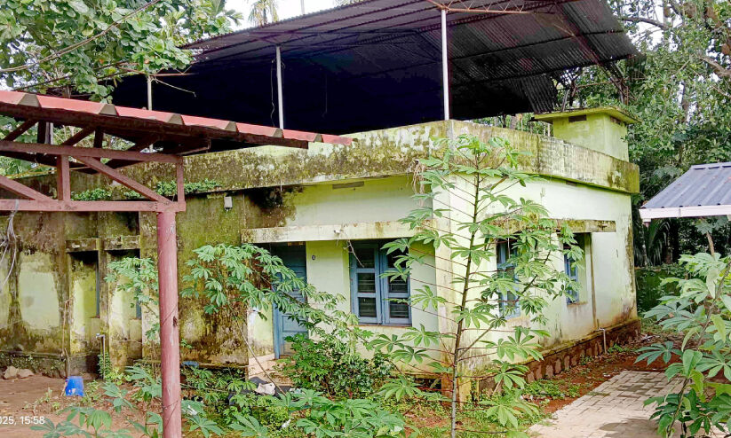 എലിഞ്ഞിപ്ര കുടുംബാരോഗ്യ കേന്ദ്രത്തിലെ ക്വാർട്ടേഴ്സ് അപകടാവസ്ഥയിൽ എലിഞ്ഞിപ്ര കുടുംബാരോഗ്യ കേന്ദ്രത്തിലെ ക്വാർട്ടേഴ്സ് അപകടാവസ്ഥയിൽ