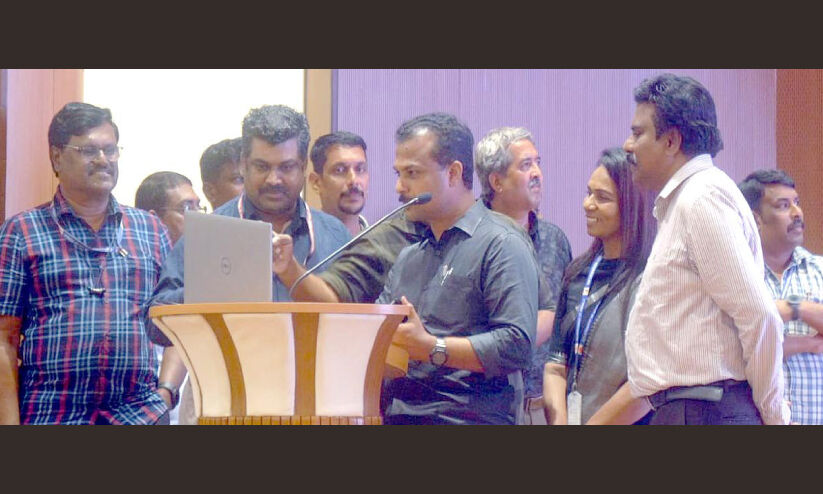 കെ-സ്മാര്ട്ട്: എം.എല്.എയുടെ മകള്ക്ക് ലൈവായി ജനന സര്ട്ടിഫിക്കറ്റ് കെ-സ്മാര്ട്ട്: എം.എല്.എയുടെ മകള്ക്ക് ലൈവായി ജനന സര്ട്ടിഫിക്കറ്റ്