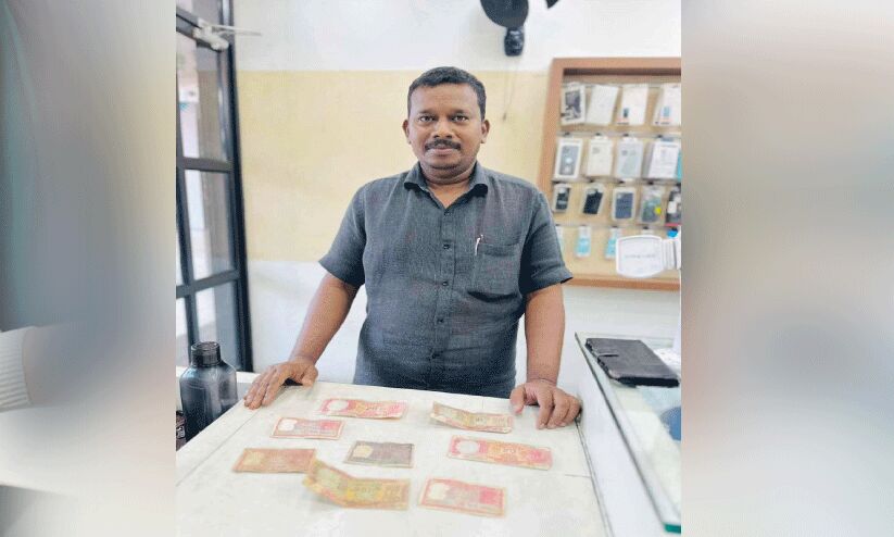 മൻമോഹൻ സിങ് ഒപ്പുവെച്ച നോട്ടുകളുമായി സി.കെ.ആർ. ഇണ്ണിപ്പ