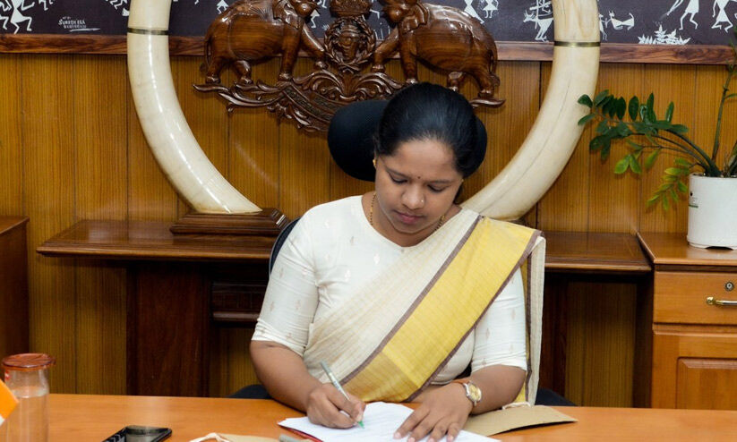 റ​വ​ന്യൂ വ​കു​പ്പി​ലെ സ്ഥ​ലം​മാ​റ്റ വി​വാ​ദം; 12 പേ​രു​ടെ പട്ടിക മാ​ത്രം പു​റ​ത്തി​റ​ക്കി ജി​ല്ല ഭ​ര​ണ​കൂ​ടം