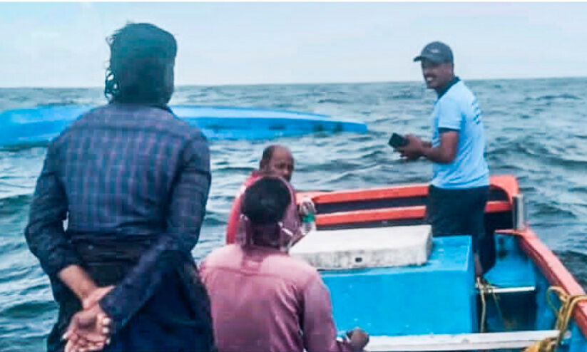 മത്സ്യബന്ധന വള്ളം തിരയിൽപെട്ട് മറിഞ്ഞു മത്സ്യബന്ധന വള്ളം തിരയിൽപെട്ട് മറിഞ്ഞു