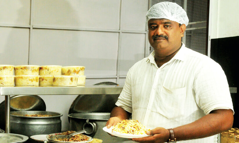 കൊ​തി​പ്പി​ക്കു​ന്ന ബി​രി​യാ​ണി മ​ണം പ​ണ്ടാ​രീ​സും ക​ട​ന്ന് പ​ര​ക്കു​ക​യാ​ണ്...