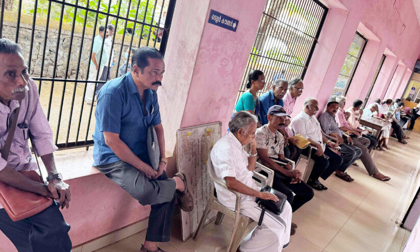 സെർവർ തകരാർ; ട്രഷറി പ്രവർത്തനം നിലച്ചു സെർവർ തകരാർ; ട്രഷറി പ്രവർത്തനം നിലച്ചു