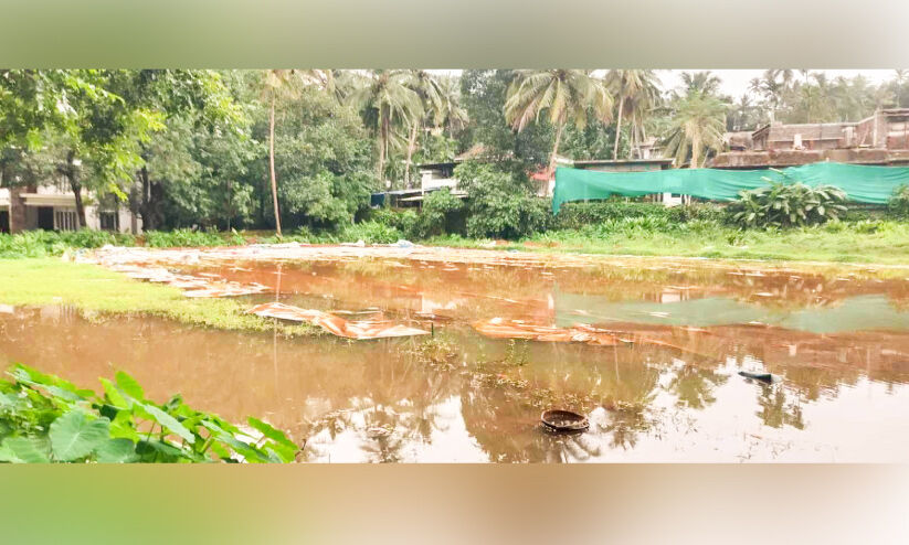 വ്യാപാര മേളയുടെ അവശിഷ്ടം പറമ്പിൽ, കൊതുക് ശല്യത്തിൽ നാട്ടുകാർ ദുരിതത്തിൽ വ്യാപാര മേളയുടെ അവശിഷ്ടം പറമ്പിൽ, കൊതുക് ശല്യത്തിൽ നാട്ടുകാർ ദുരിതത്തിൽ