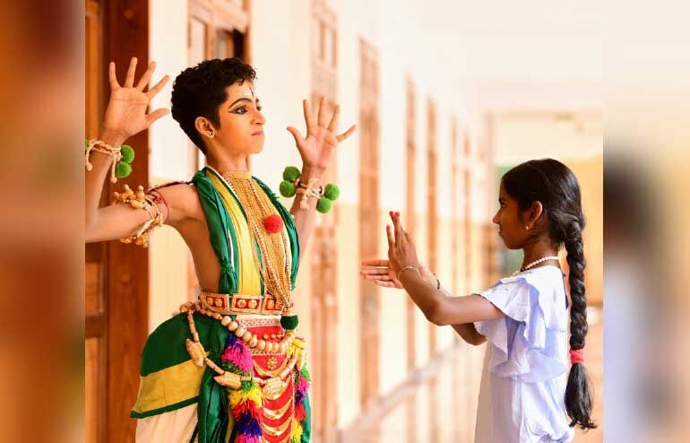 സഹോദരിക്ക് കൂട്ടിനുപോയ നിവേദ് കൃഷ്ണ നർത്തകനായി