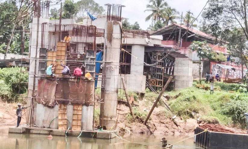 അച്ചൻകോവിലാറിന് കുറുകെ പാലങ്ങളുടെ നിർമാണം വൈകുന്നു അച്ചൻകോവിലാറിന് കുറുകെ പാലങ്ങളുടെ നിർമാണം വൈകുന്നു