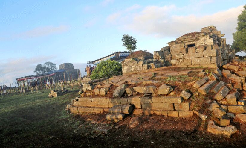 കൊ​ടും കാ​ട്ടി​ലെ ക​ണ്ണ​കി   ക്ഷേ​ത്രം