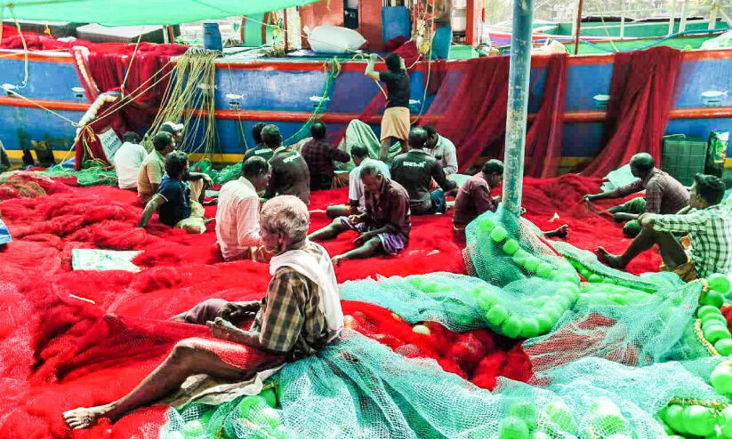 കണ്ടെയ്നർ ഭീഷണി: മത്സ്യത്തൊഴിലാളികൾ കണ്ണീരോടെ തീരമണയുന്നു