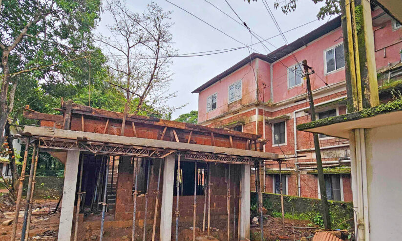 വൈ​ദ്യു​തി​ ലൈ​നി​ലെ ത​ട​സ്സം; വി​ല്ലേ​ജ് ഓ​ഫി​സി​ന്റെ നി​ർ​മാ​ണ പ്ര​വ​ർ​ത്ത​നം മു​ട​ങ്ങി