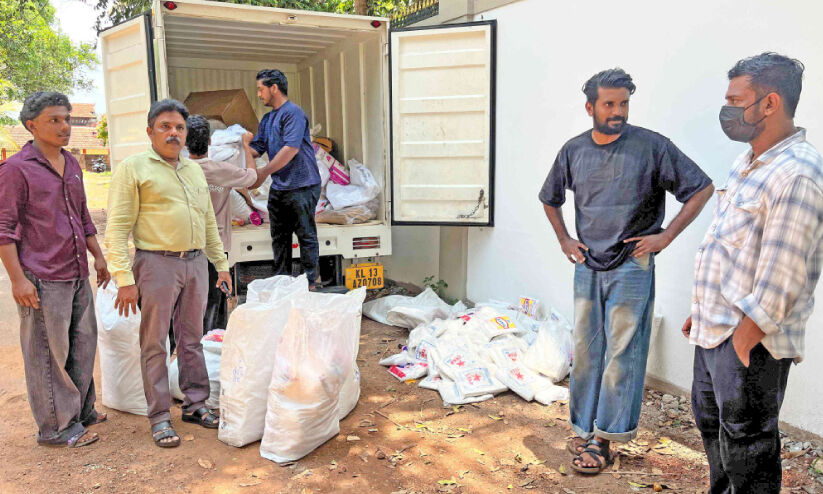 പുതിയ തെരുവിൽ വാഹനത്തിൽനിന്ന് നിരോധിത പ്ലാസ്റ്റിക് കാരി ബാഗുകൾ പിടികൂടി പുതിയ തെരുവിൽ വാഹനത്തിൽനിന്ന് നിരോധിത പ്ലാസ്റ്റിക് കാരി ബാഗുകൾ പിടികൂടി