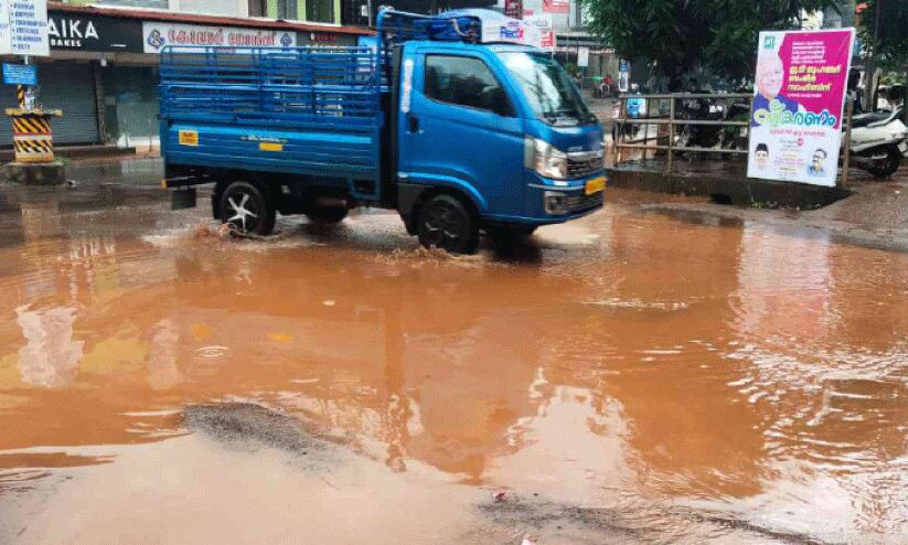 ദുരിതം വിതച്ച് മാവൂർ ജങ്ഷനിലെ വെള്ളക്കെട്ട് ദുരിതം വിതച്ച് മാവൂർ ജങ്ഷനിലെ വെള്ളക്കെട്ട്
