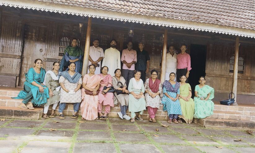 വയസ്സായതിനാൽ അടങ്ങിയൊതുങ്ങി വീട്ടിലിരിക്കാൻ ഇവർക്ക് സൗകര്യമില്ല