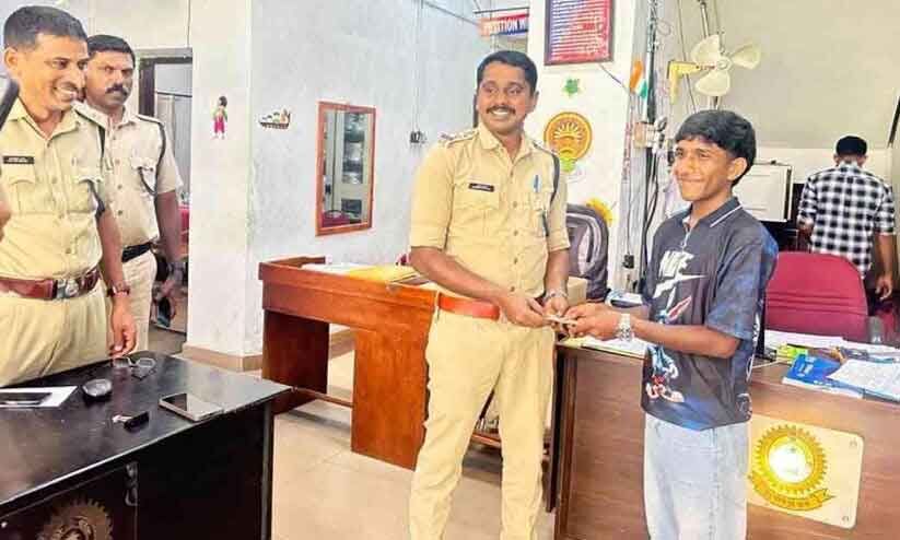 എ.ടി.എമ്മിൽനിന്ന് കൈ നിറയെ പണം; നേരെ പൊലീസ് സ്റ്റേഷനിലേക്ക് ബസ് കയറി പണമേൽപ്പിച്ച് ശ്രീകൃഷ്ണൻ