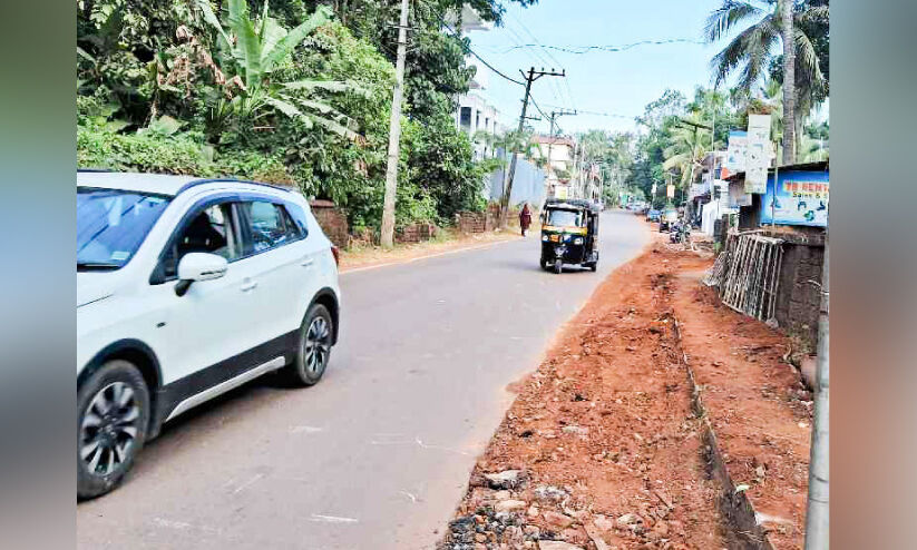 അ​പ​ക​ട​ക്കെ​ണി​യൊ​രു​ക്കി പ​ര​പ്പ​ന​ങ്ങാ​ടി-​നാ​ടു​കാ​ണി പാ​ത