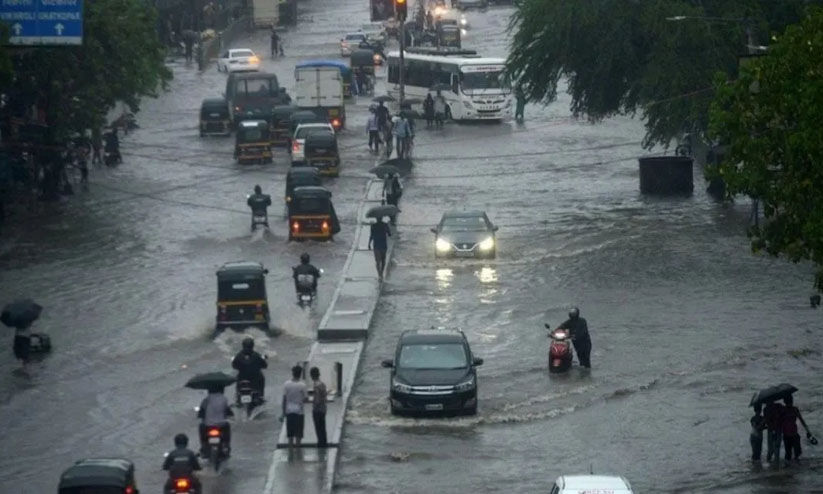 മഹാരാഷ്ട്രയിലും നാശം വിതച്ച് കനത്ത മഴ: 19 ഗ്രാമങ്ങൾ ഇരുട്ടിൽ മഹാരാഷ്ട്രയിലും നാശം വിതച്ച് കനത്ത മഴ: 19 ഗ്രാമങ്ങൾ ഇരുട്ടിൽ