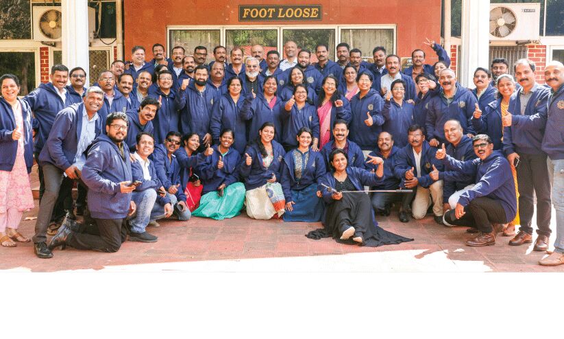 1993ലെ റിപ്പബ്ലിക്ദിന പരേഡിൽ പങ്കെടുത്ത സുഹൃത്തുക്കളെ തേടി കണ്ടെത്തിയ ഒരു അധ്യാപകൻ ഇവിടെയുണ്ട് 1993ലെ റിപ്പബ്ലിക്ദിന പരേഡിൽ പങ്കെടുത്ത സുഹൃത്തുക്കളെ തേടി കണ്ടെത്തിയ ഒരു അധ്യാപകൻ ഇവിടെയുണ്ട്