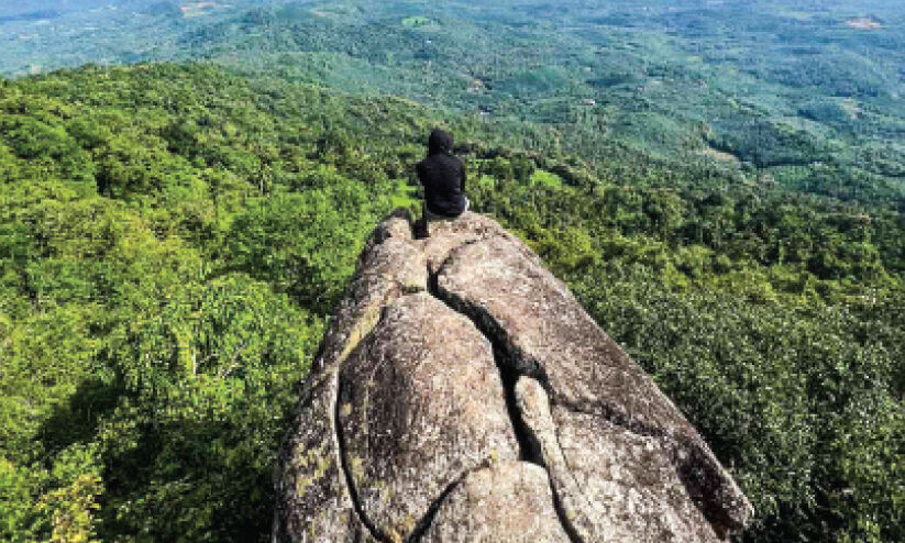 വിസ്മയക്കാഴ്ചകളൊരുക്കി ചേരിയം മല വിസ്മയക്കാഴ്ചകളൊരുക്കി ചേരിയം മല