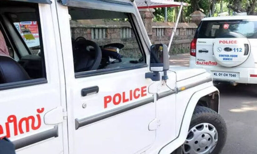 ഷര്ട്ടിന്റെ ബട്ടനിടുന്നതിനെച്ചൊല്ലി മർദനം; കൊണ്ടോട്ടിയിൽ റാഗിങ്ങിനിരയായി ഒമ്പതാം ക്ലാസ് വിദ്യാർഥി ചികിത്സയിൽ ഷര്ട്ടിന്റെ ബട്ടനിടുന്നതിനെച്ചൊല്ലി മർദനം; കൊണ്ടോട്ടിയിൽ റാഗിങ്ങിനിരയായി ഒമ്പതാം ക്ലാസ് വിദ്യാർഥി ചികിത്സയിൽ