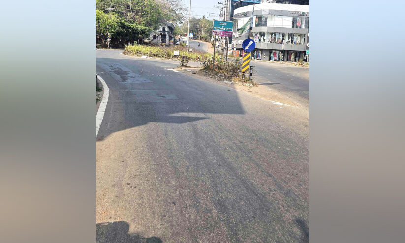 പി​ലാ​ത്ത​റ-​പാ​പ്പി​നി​ശ്ശേ​രി കെ.​എ​സ്.​ടി.​പി റോ​ഡി​ൽ അ​പ​ക​ടം തു​ട​ർ​ക്ക​ഥ