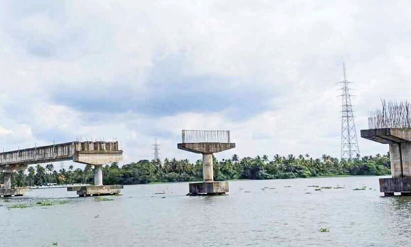 മാക്കേക്കടവ് - നേരെകടവ് പാലം പൂർത്തിയാക്കൽ വൈകുന്നു