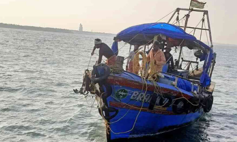 അപകടത്തിൽപെട്ട ബോട്ടിനെയും തൊഴിലാളികളെയും രക്ഷപ്പെടുത്തി