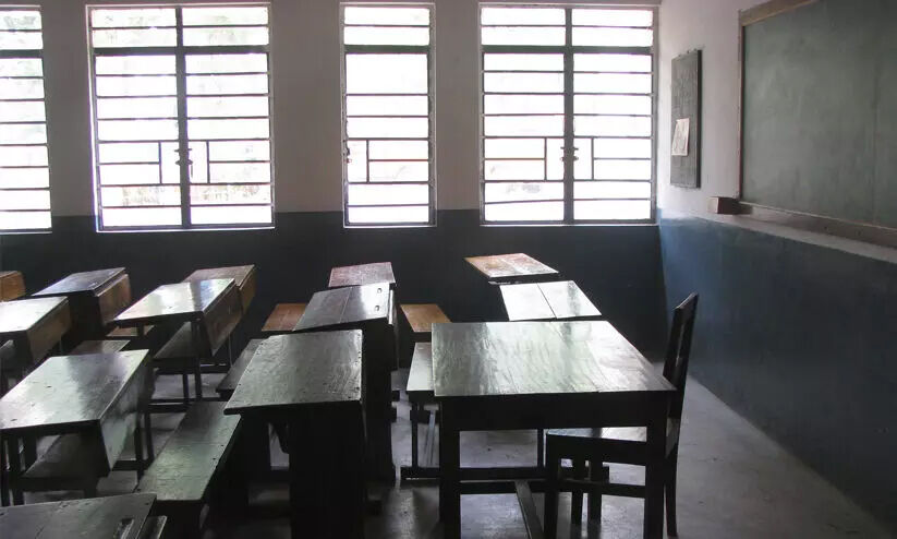 ബാ​ലാ​വ​കാ​ശ ക​മീ​ഷ​ൻ ഉ​ത്ത​ര​വി​ന്​ പു​ല്ലു​വി​ല;എ​യ്ഡ​ഡ് ഹൈ​സ്കൂ​ളു​ക​ളി​ൽ സ്കൂ​ൾ കൗ​ൺ​സ​ല​ർ​മാ​രെ നി​യ​മി​ക്കാ​ൻ ന​ട​പ​ടി​യാ​യി​ല്ല