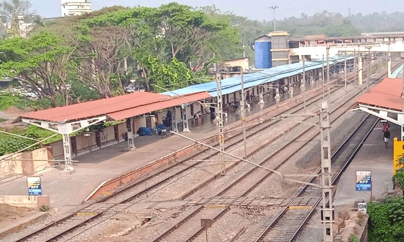 മുഖംമിനുങ്ങി തലശ്ശേരി റെയിൽവേ സ്റ്റേഷൻ മുഖംമിനുങ്ങി തലശ്ശേരി റെയിൽവേ സ്റ്റേഷൻ